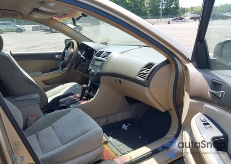 2003 Honda Accord 2.4 Lx z USA, uszkodzony, nr VIN 1HGCM56353A131344